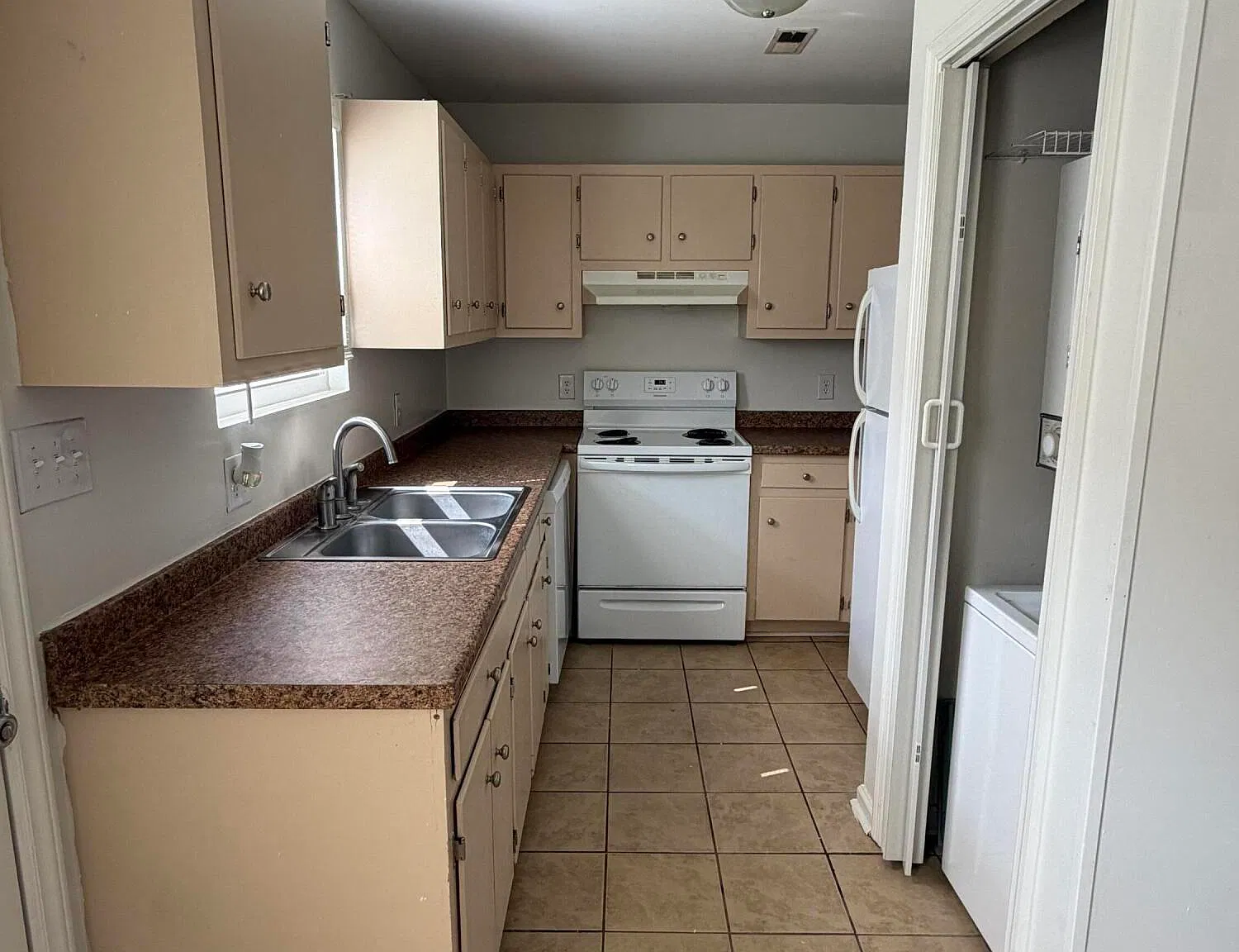 1 bed, 1.0 bath, $825 — Photo 2