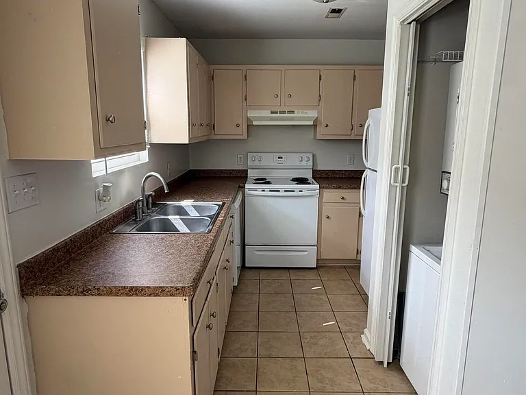 253 Cordell Cir — Photo 2