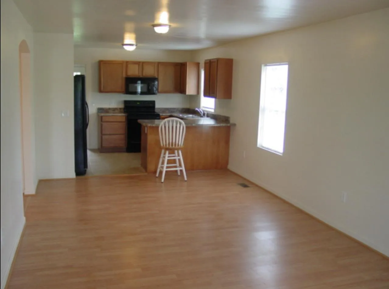 2 bed, 802 sqft, $1,000 — Photo 3