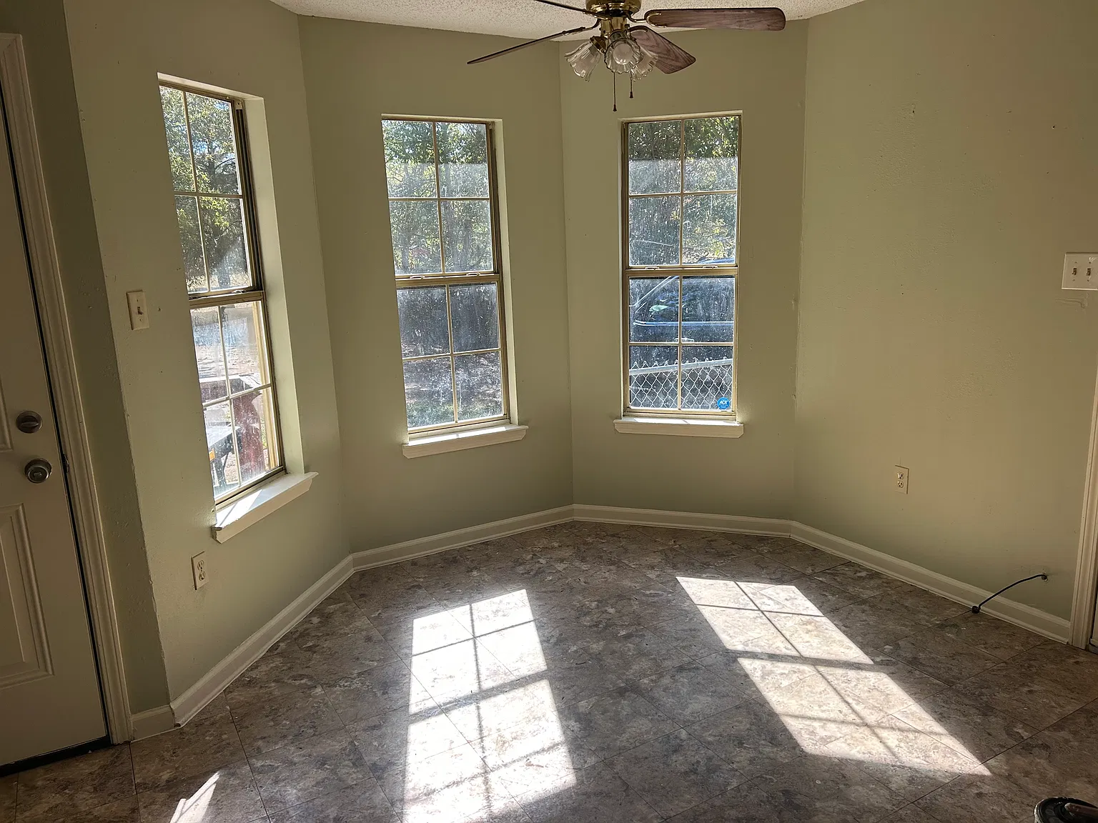 3 bed, 1200 sqft, $1,100 — Photo 2