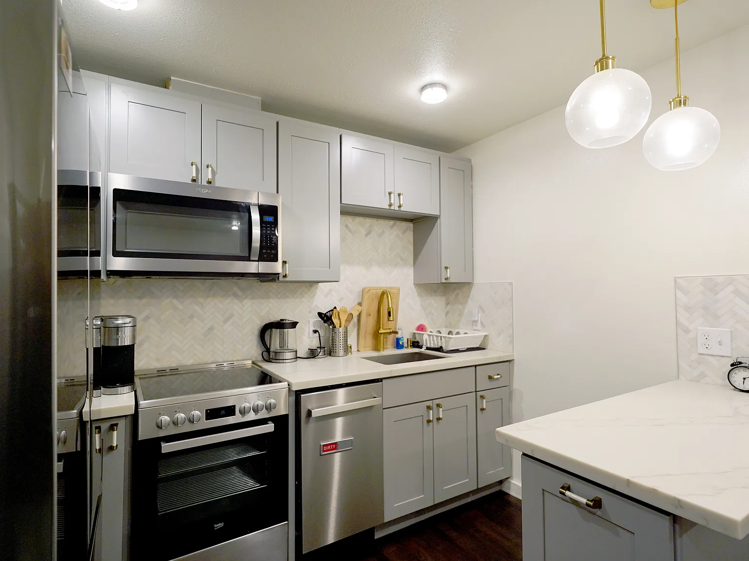 4 bed, 895 sqft, $4,300 — Photo 3