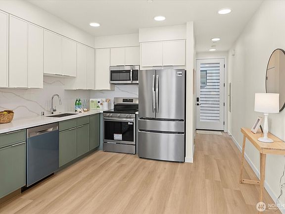 4th image of 2374 Franklin Avenue E