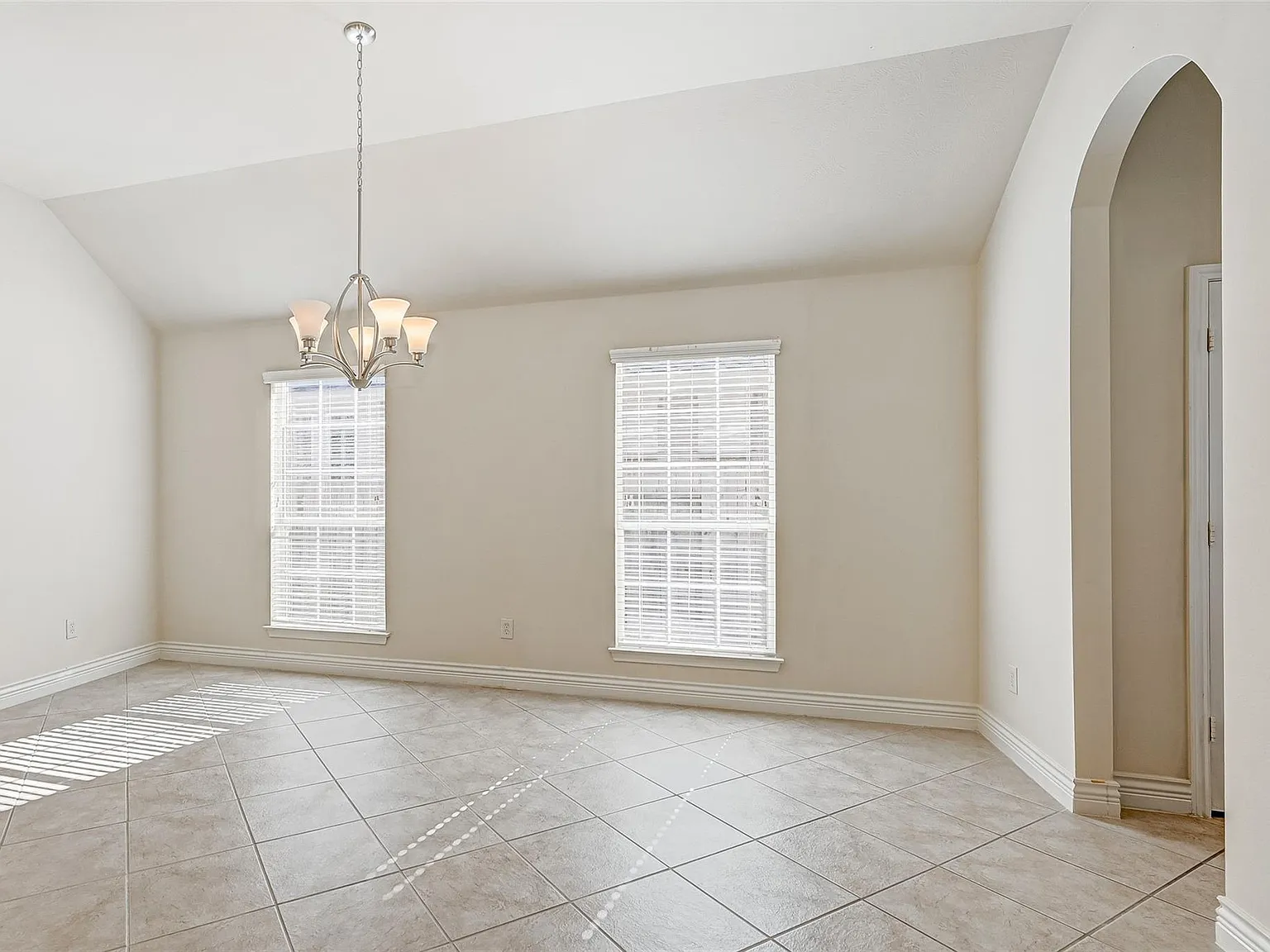 4 bed, 2.0 bath, 2650 sqft, $2,430 — Photo 4