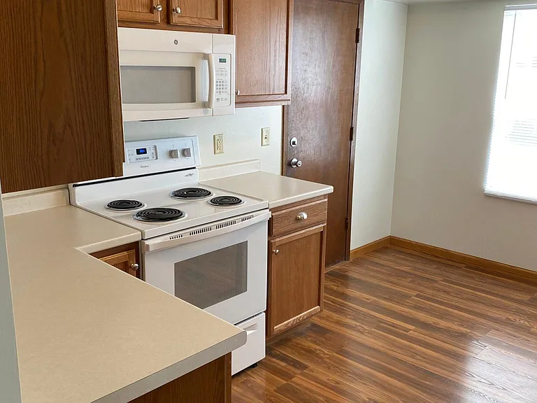 1302 W Washington Ave — Photo 4