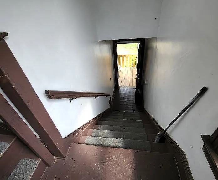 143 Earl St — Photo 2