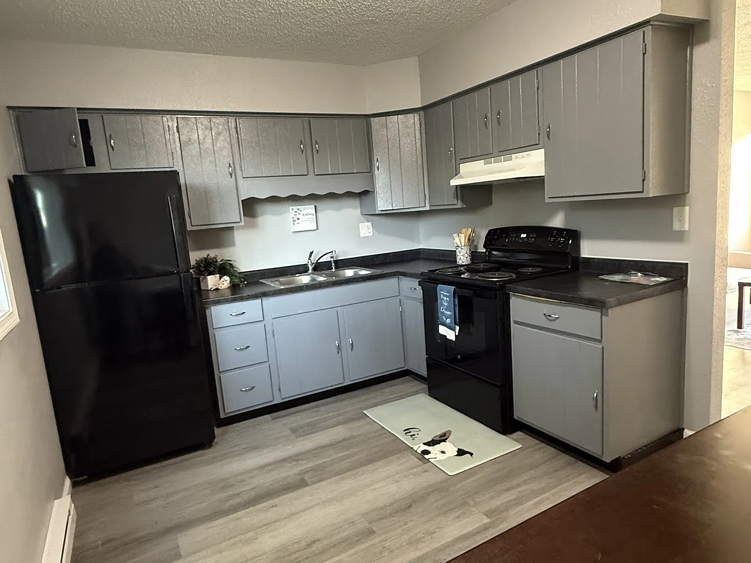 1433 E Walnut St — Photo 3