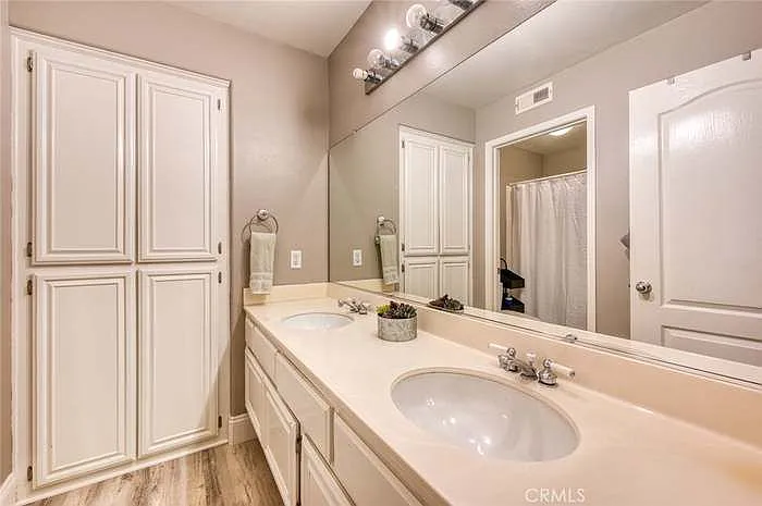 3 bed, 3.0 bath, 2284 sqft, $4,000 — Photo 2