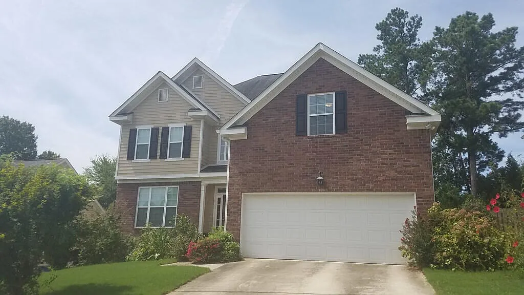 5 bed, 3.0 bath, 2438 sqft, $2,300 — Photo 2