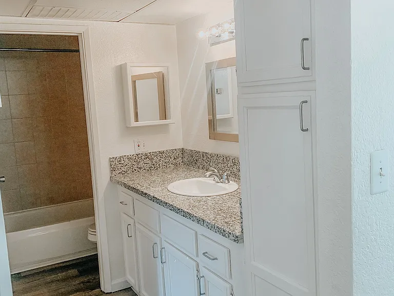 Amberwood Apartments — Photo 12