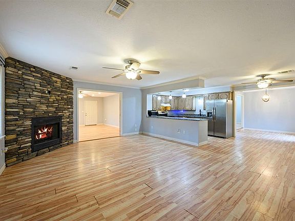 3rd image of 221 Randall Rd