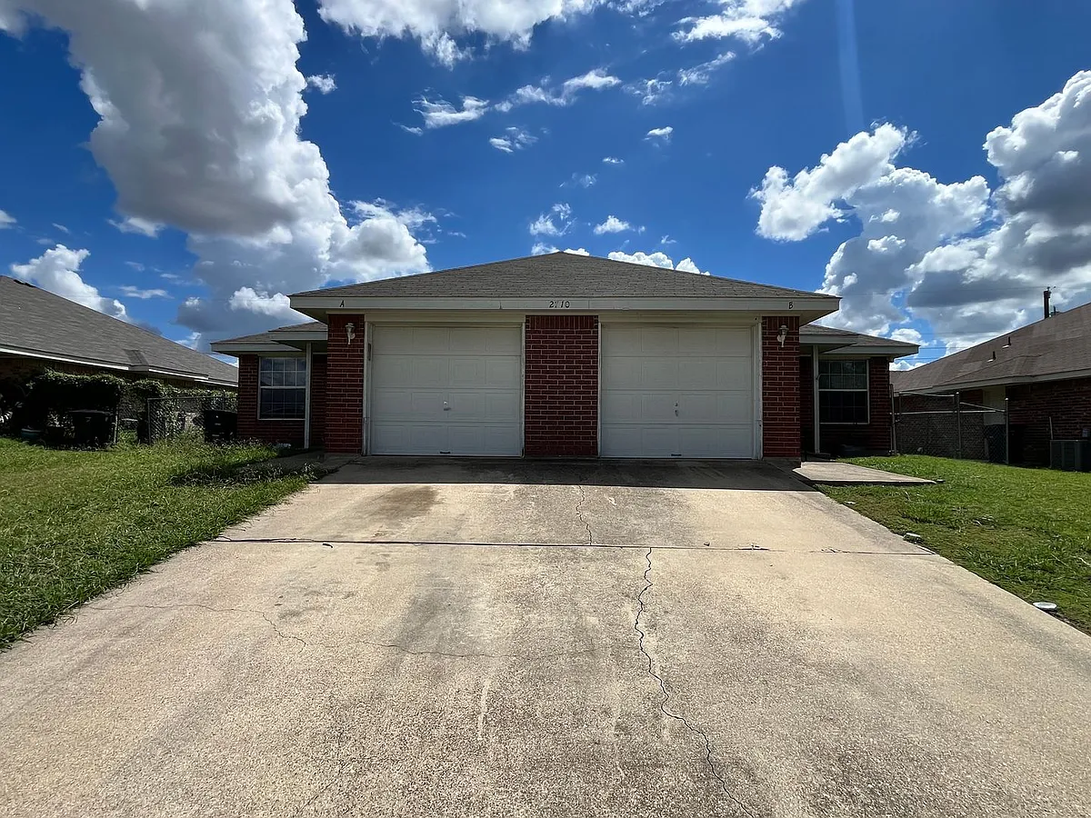 Building Photo - 2710 Alma Dr #B