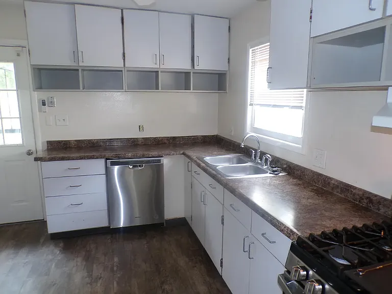 995 Hillridge Rd — Photo 4