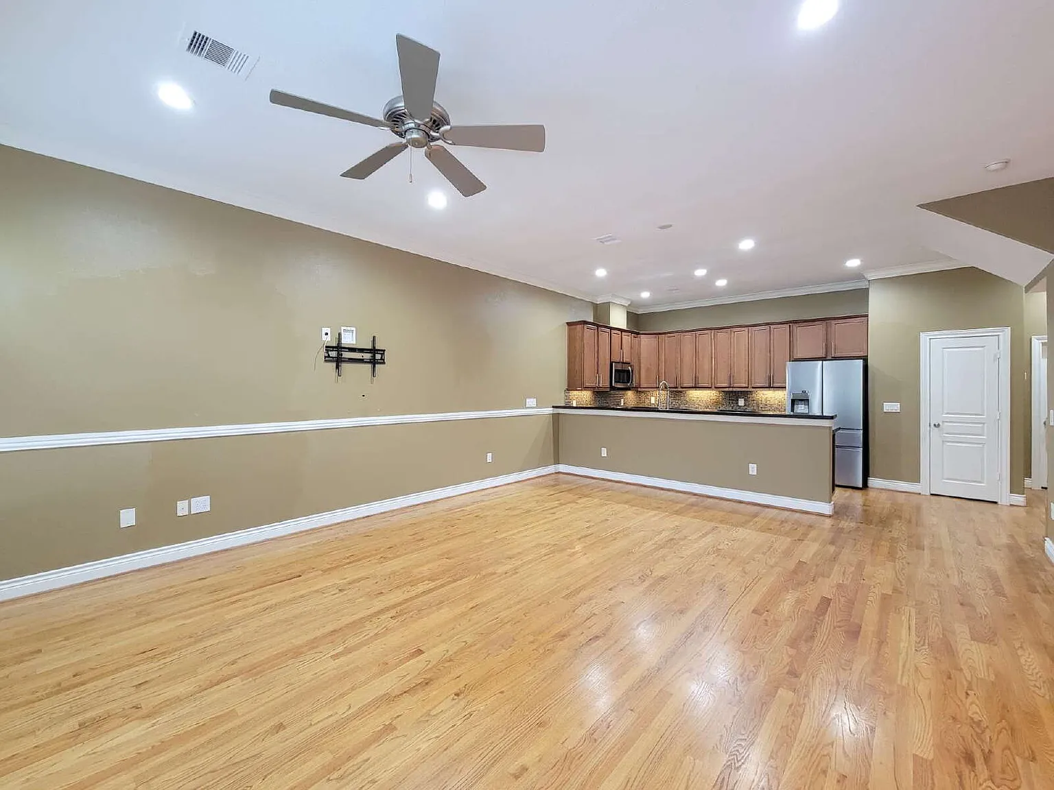 2 bed, 2.5 bath, 1770 sqft, $2,500 — Photo 3