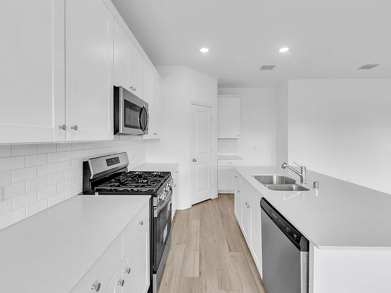 8425 Honeylocust St — Photo 6