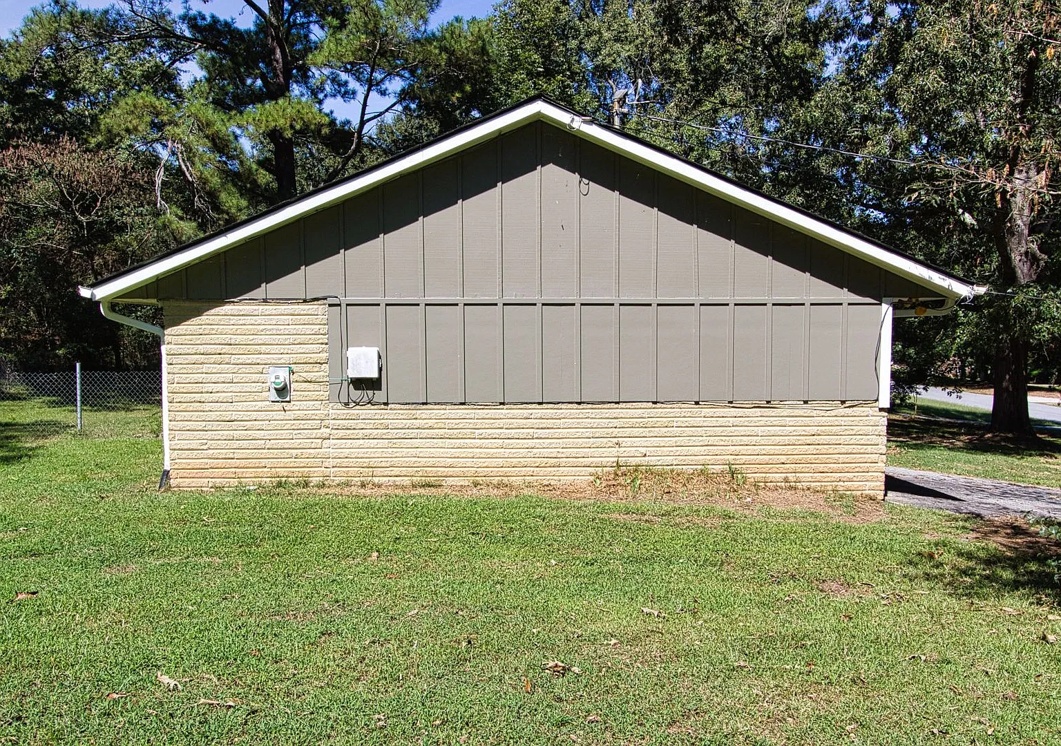 Available Now! - 3 Bedroom 2 Bathroom Open Floorplan — Photo 3