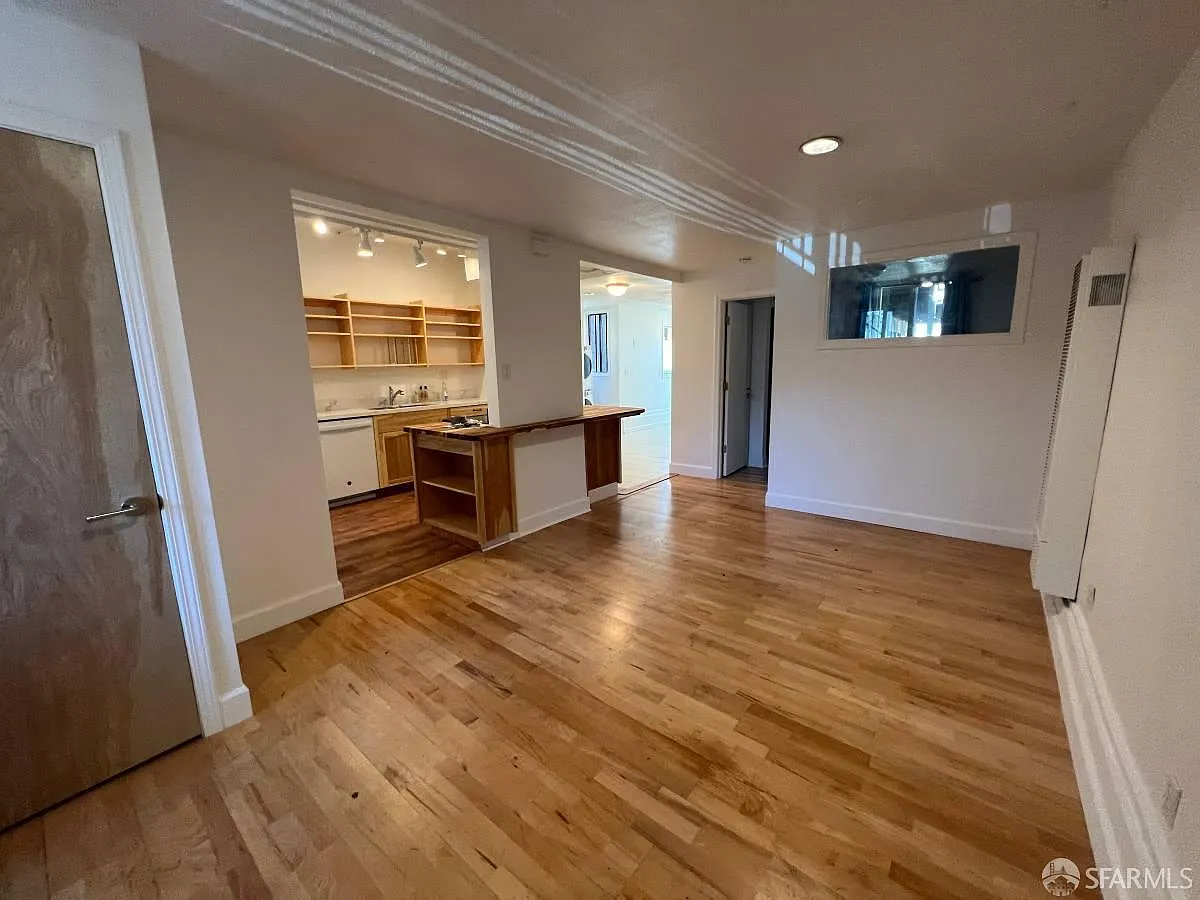 Building Photo - 1404 Van Dyke Ave #B