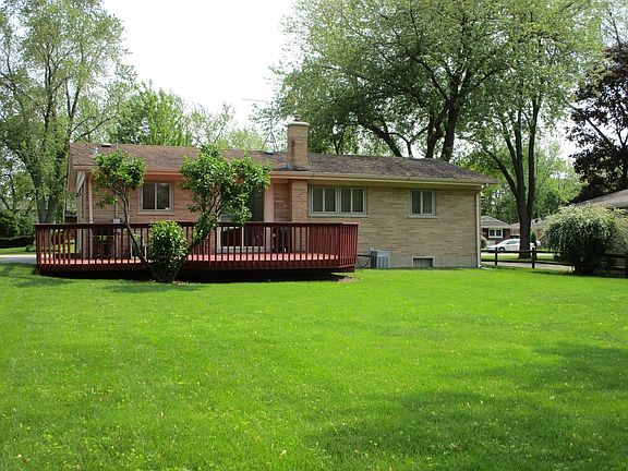 Huge, gorgeous backyard w/tiered deck!