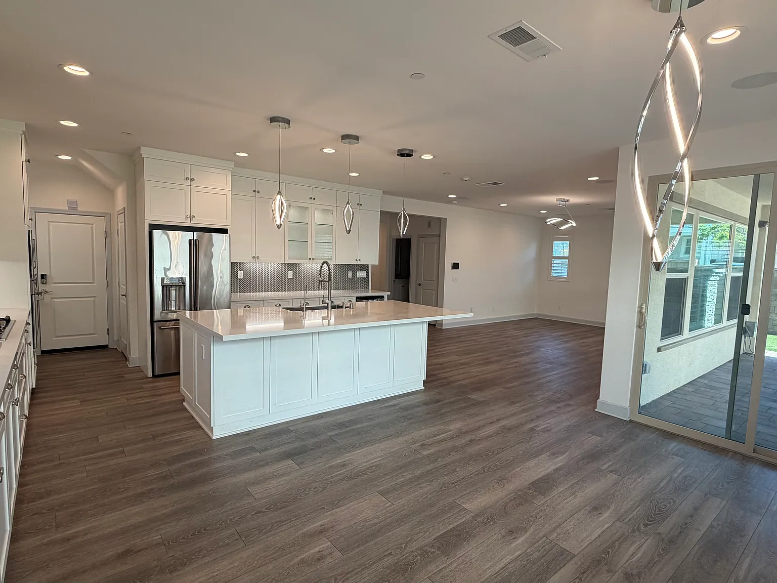 4 bed, 3.5 bath, 2815 sqft, $6,595 — Photo 1