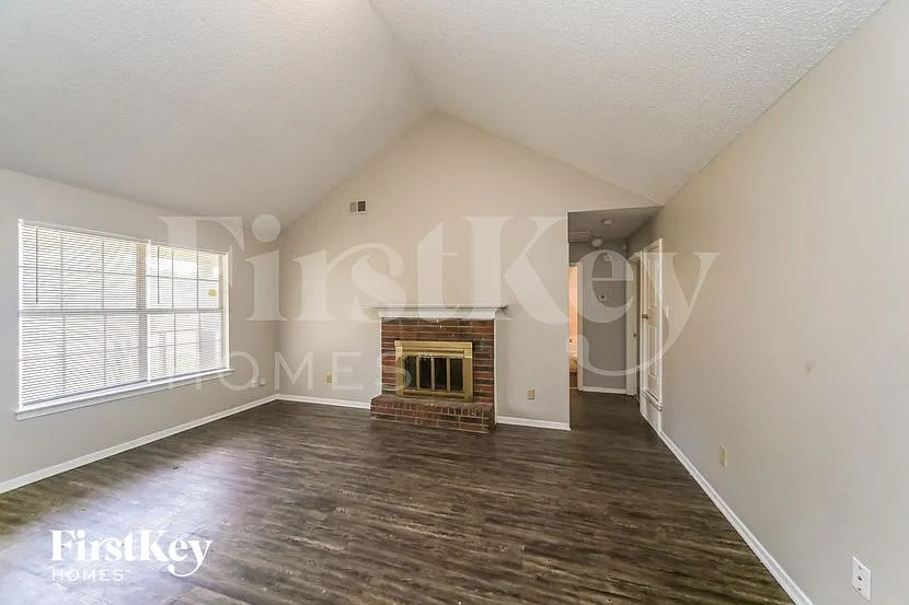 3 bed, 2.0 bath, 1160 sqft, $1,410 — Photo 4
