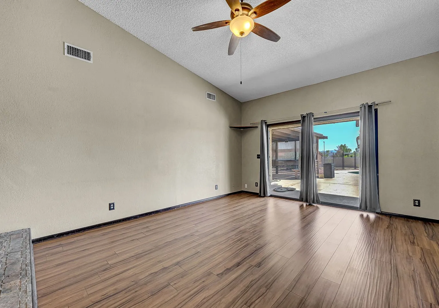 5-bedroom, 4-bathroom single-story home — Photo 3