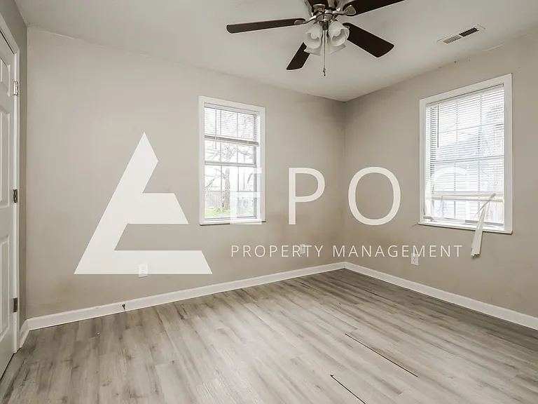 1565 N Elgin Ave — Photo 11