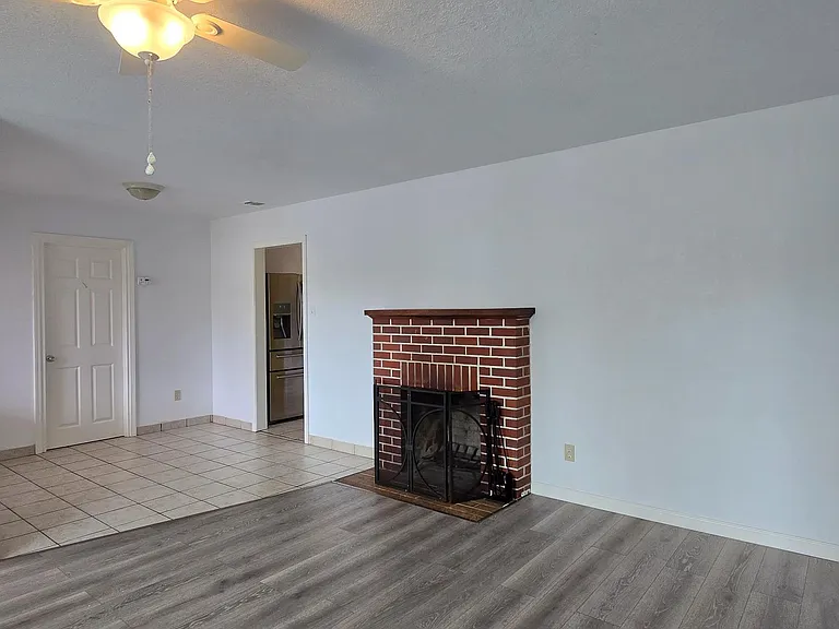 102 Laurel St — Photo 2