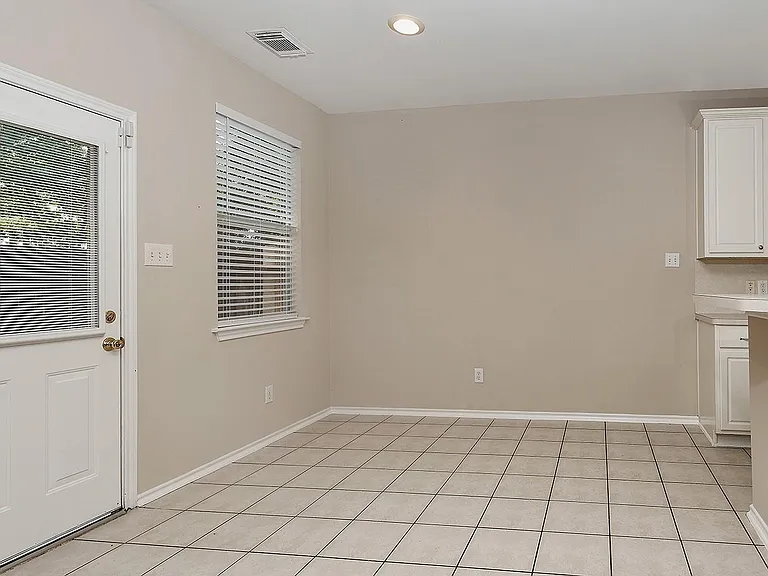 10 Peachridge Pl — Photo 11