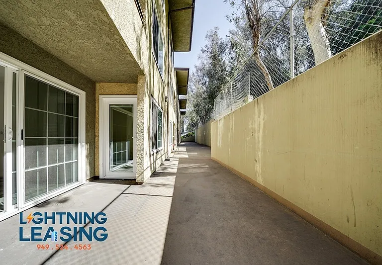 2850 Riverside Dr #3-207 — Photo 4