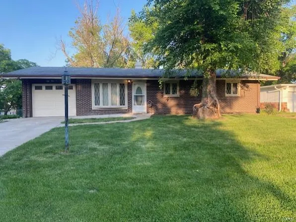 5105 Staten Dr, Godfrey, IL 62035