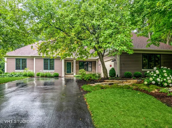 980 Pinecrest Dr, Sugar Grove, IL 60554