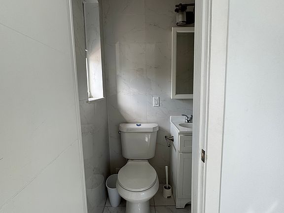 3rd image of 8141 Crespi Blvd APT 4