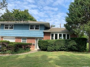 6 Gilbert Ln, Plainview, NY 11803