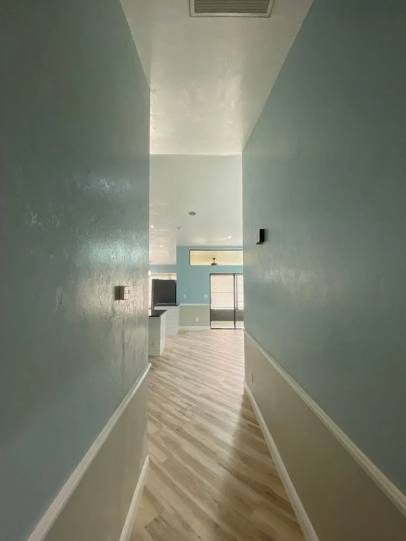 Fully Remodeled Villa In Regent Park — Photo 4