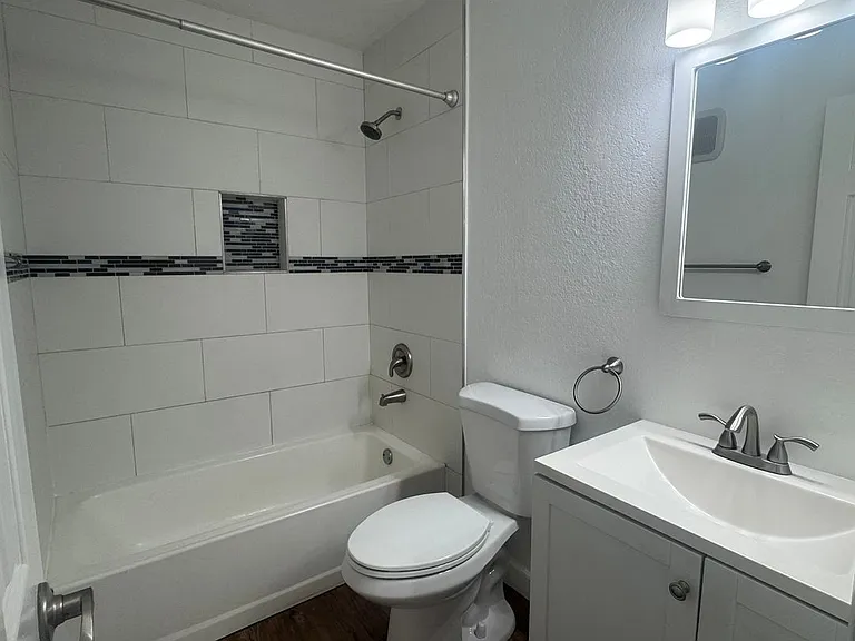 1355 Loma Ave #205 — Photo 11