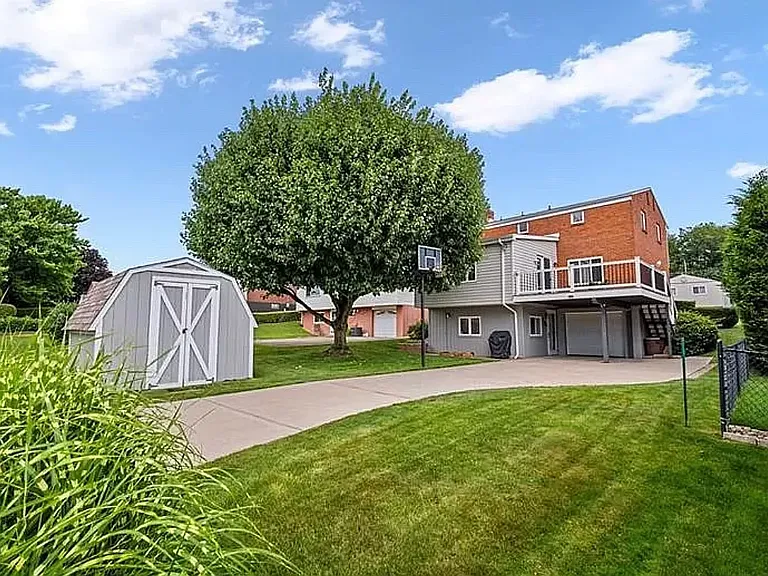 1308 Chaplin St — Photo 2
