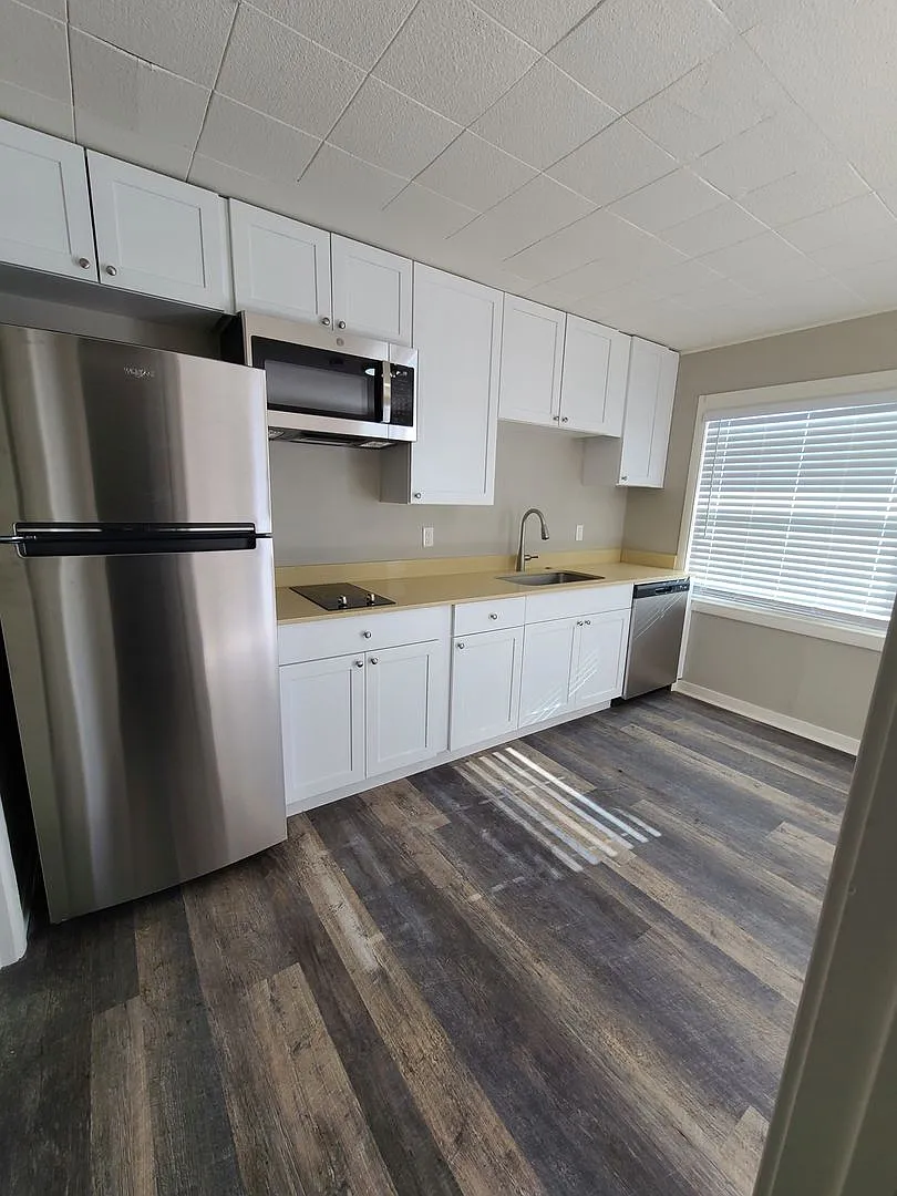 Recently Renovated Apartments, Featuring Modern Finishes, Stainless Appliances, Garage Space and ... — Photo 3