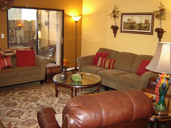 18'x18' Living/Dining Area