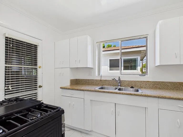 1720 Grevelia St #H — Photo 4