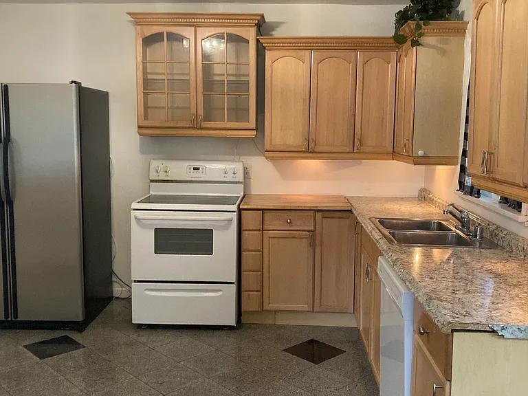 325 Biltmore Rd — Photo 10