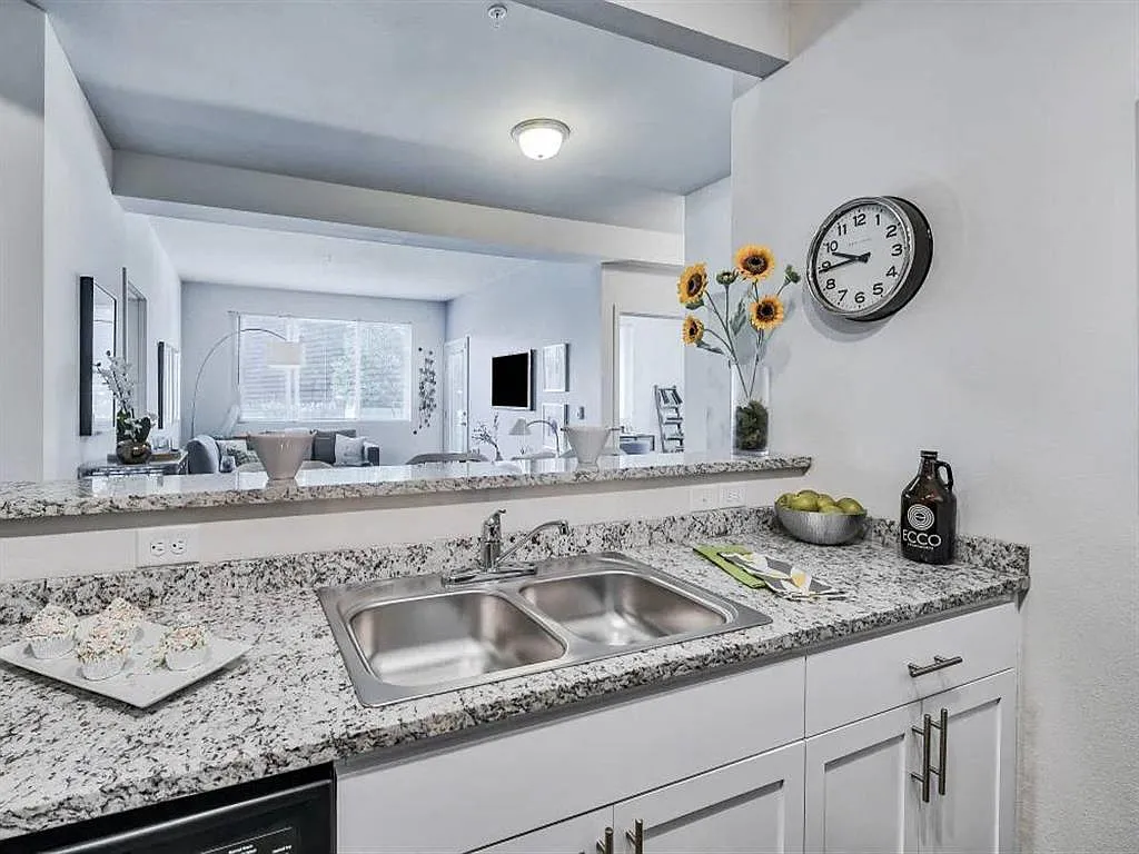 Ecco Apartments — Photo 4