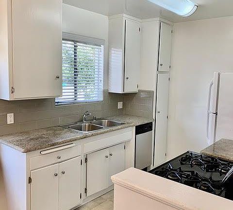 5th image of 1302 S Saltair Ave APT 9