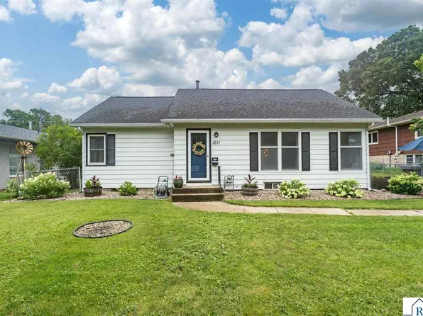 1211 Carney Ave, Mankato, MN 56001