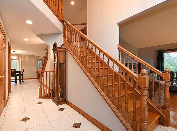 3rd image of 425 Shadow Creek Dr
