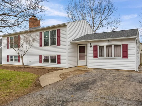 1753 Maplewood Dr, Farmington, NY 14425