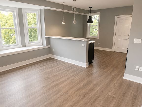3rd image of 1656 Broadway Ave #202