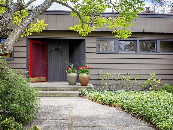 2nd image of 3030 Hathaway Dr SE
