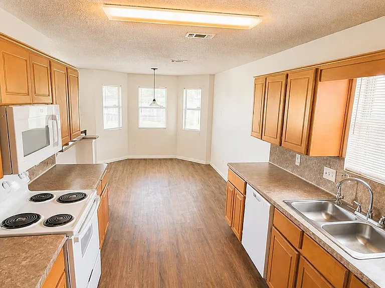 4311 Mustang Dr — Photo 2