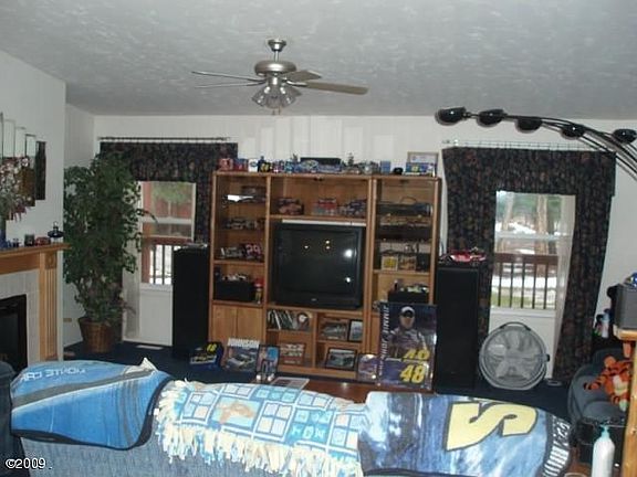 4th image of 940 Tamarack Ln