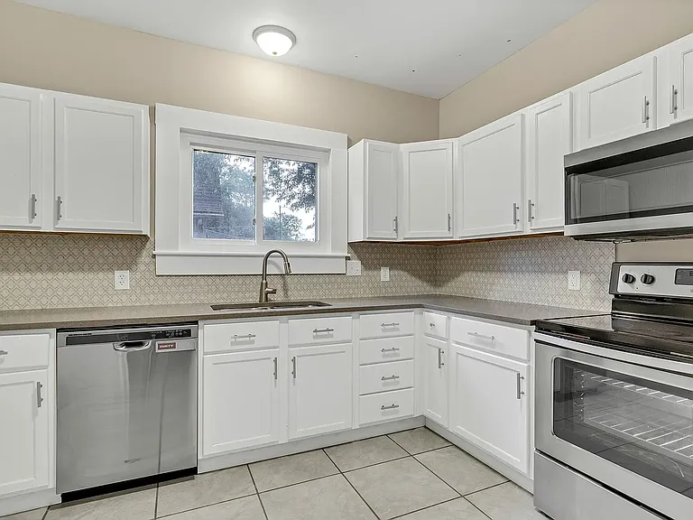 330 Bernard Ave — Photo 30