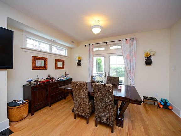 5th image of 328 Wesley Ave #1